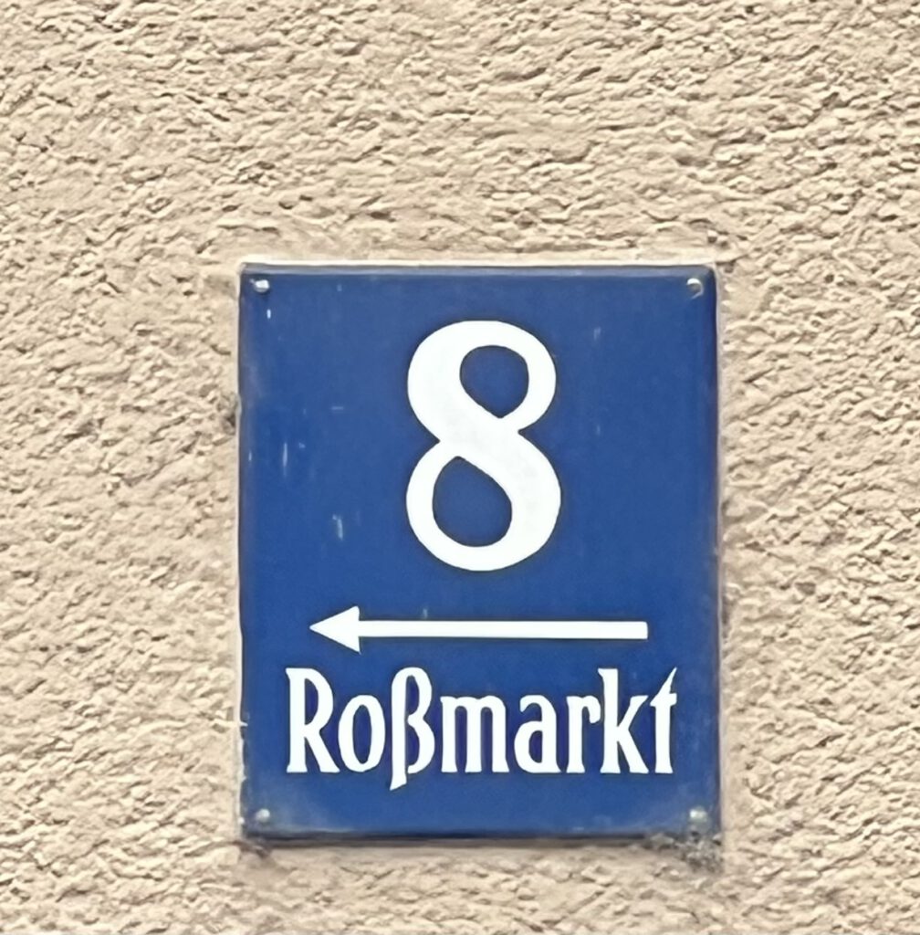 Roßmarkt 8, Schild an der Hauswand vom Yogashala