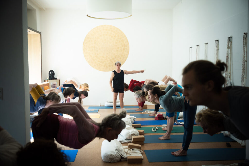 Glenn Ceresoli beim Unterrichten im Yogashala, es wird eine Vorbeuge geübt