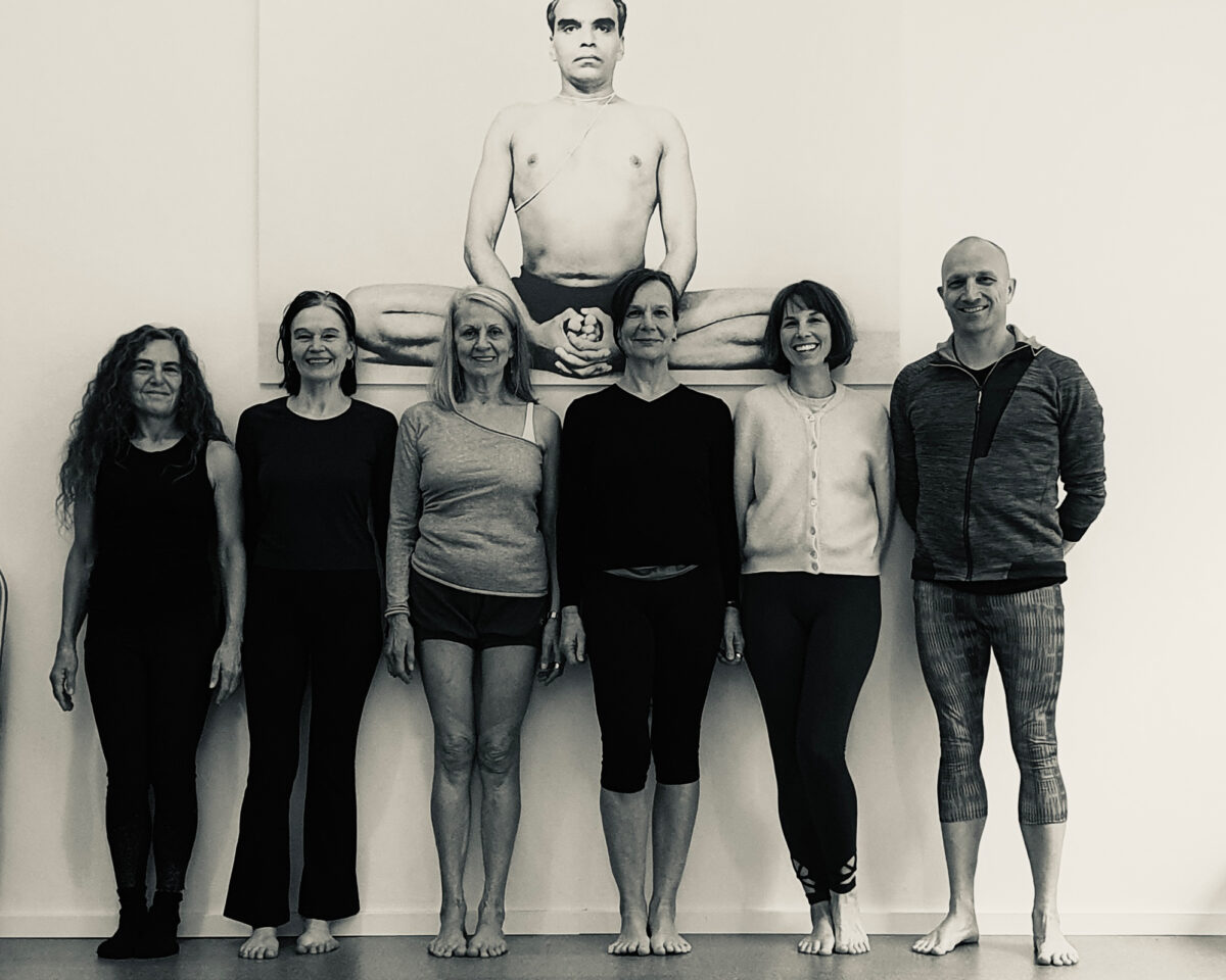 Das Team vom Iyengar Yoga-Studio Yogashala, vor einem Foto von BKS Iyengar